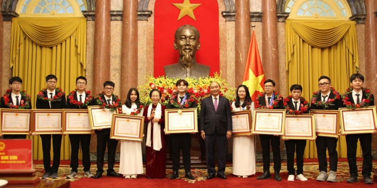 Chủ tịch nước Nguyễn Xuân Phúc và nguyên Phó chủ tịch nước Nguyễn Thị Doan trao tặng Huân chương Lao động và chụp ảnh lưu niệm cùng các em học sinh

T.G