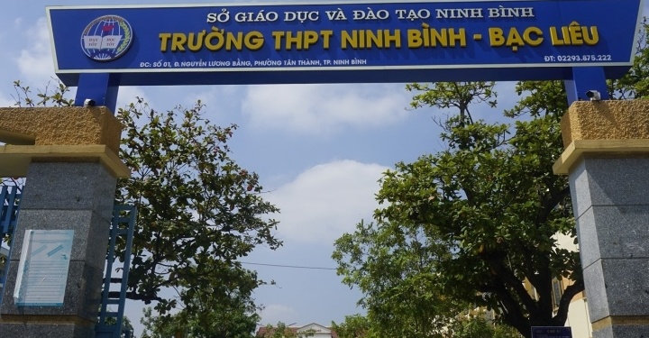 Hiệu trưởng Trường THPT Ninh Bình - Bạc Liêu bị đình chỉ để phục vụ công tác điều tra liên quan việc thu vượt tiền học thêm trái quy định.