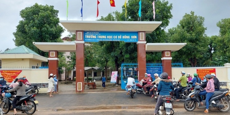 300 học sinh Trường THCS Bồng Sơn (thị xã Hoài Nhơn, Bình Định) test Covid-19 trước khi tiêm vaccine dù tỉnh này yêu cầu dừng việc thông báo, vận động người dân test trước khi tiêm phòng.