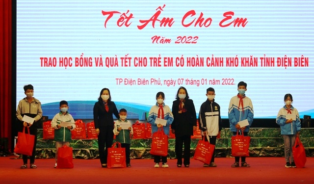 Đại diện lãnh đạo Hội  Bảo vệ quyền trẻ em Việt Nam, Hội Bảo trợ Người khuyết tật  và tỉnh Điện Biên trao học bổng và quà cho các em học sinh có hoàn cảnh khó khăn