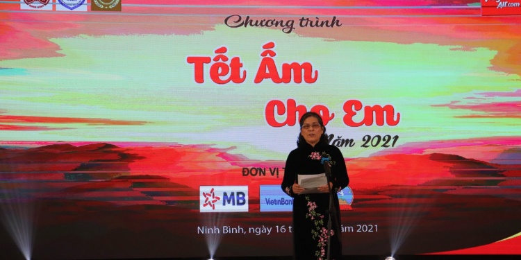 Bà Nguyễn Thị Thanh Hòa – Chủ tịch Hội Bảo vệ quyền trẻ em Việt Nam phát biểu khai mạc chương trình “Tết ấm cho em năm 2021”