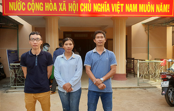 Từ trái qua: các giáo viên Nguyễn Tuấn Anh, H'Dim Niê K'Đăm, Nguyễn Ánh Dương sau phiên xét xử chiều 14-1. Hai giáo viên khác bận công tác xa, nuôi con nhỏ không dự được - Ảnh: TRUNG TÂN